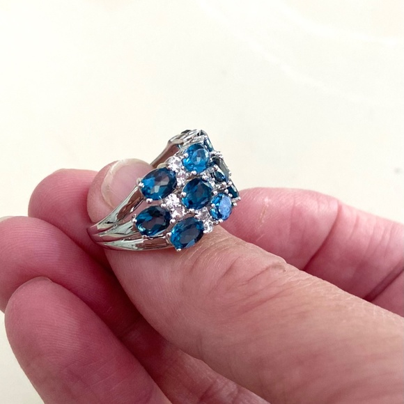 Stunning White and blue topaz sterling cluster ring. Brand new, never worn - Picture 5 of 9